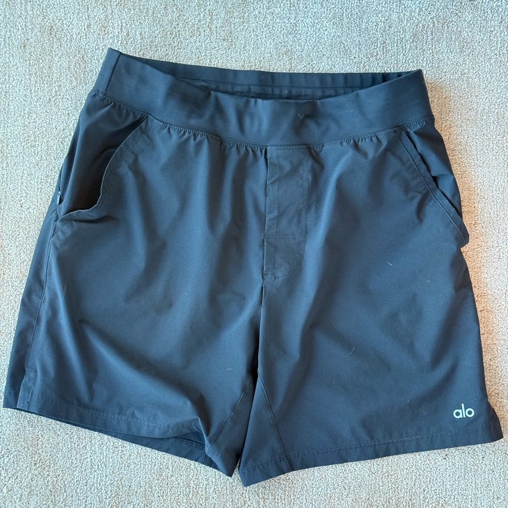 ALO Yoga Men's Black Shorts Medium
